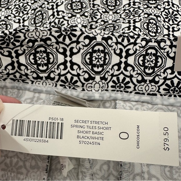 Chico's Black and White Geometric Bermuda Shorts NWT Pockets Women’s Size 0/US 4 - Picture 8 of 16